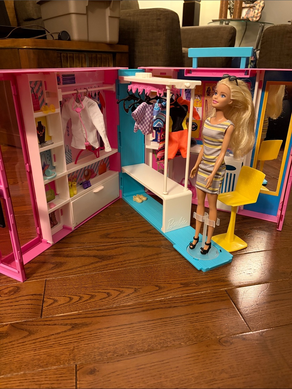 Barbie Dream Closet with Blonde Barbie Doll & 25+ Pieces